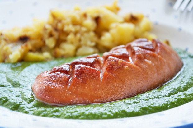 Augsburger mit Cremespinat und Erdäpfelschmarrn