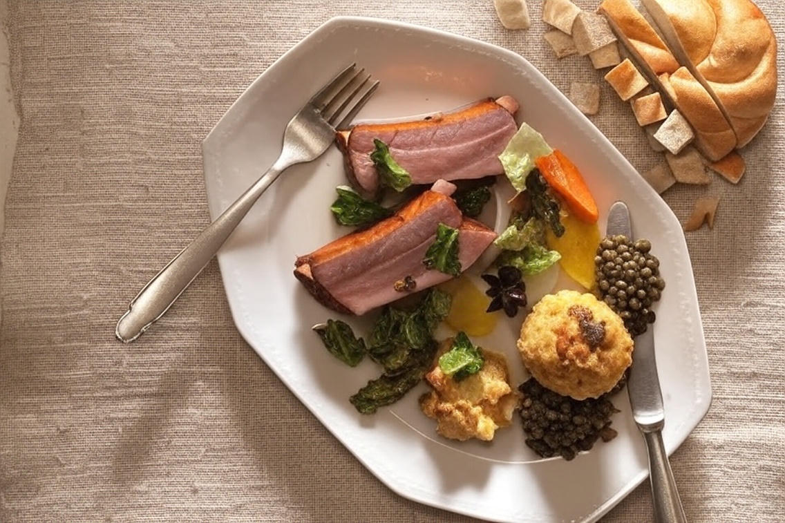 Selchripperl mit Linsen und Semmelknödel