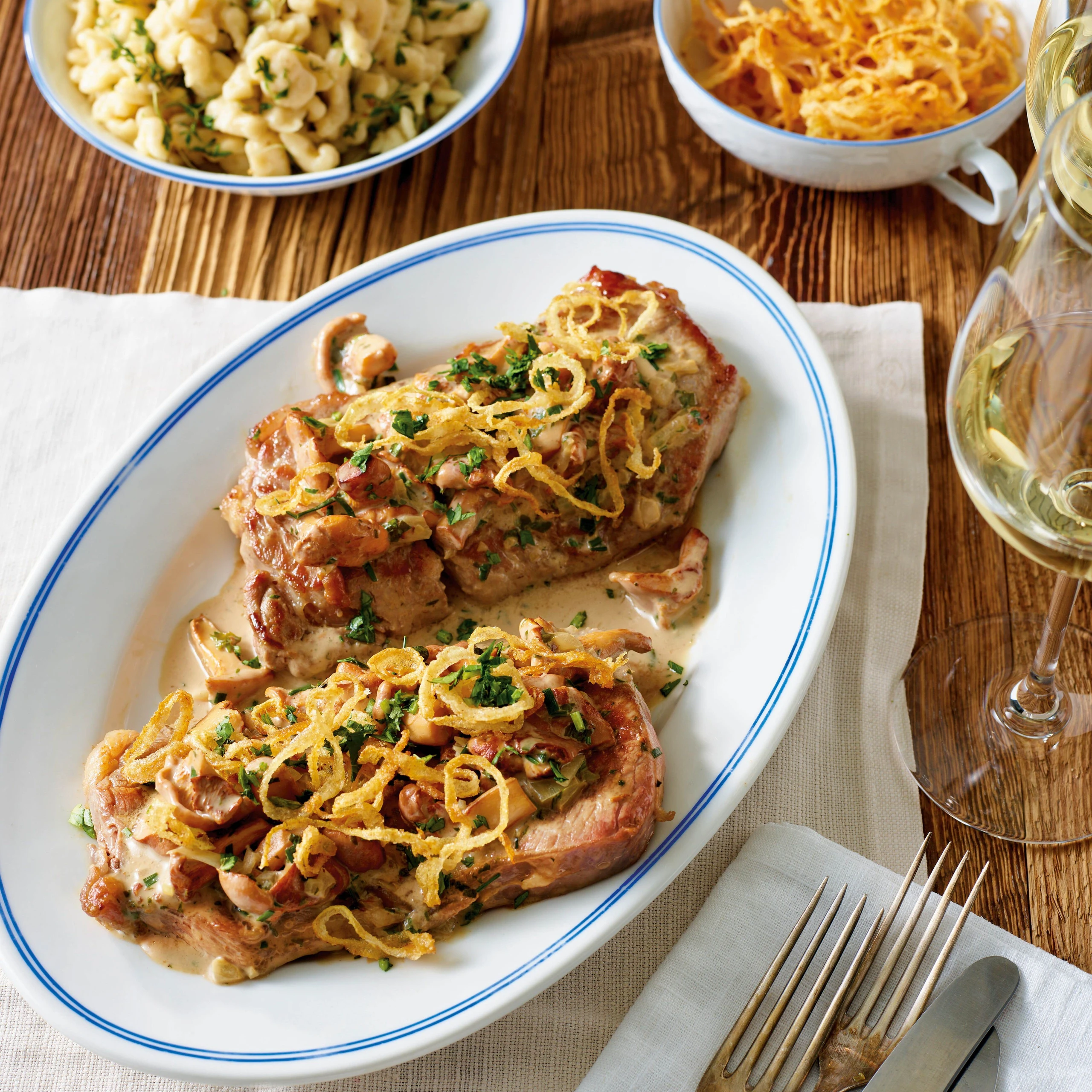 Knoblauchschweinsbraten mit Erdäpfelknödel und Chili-Speckkrautsalat