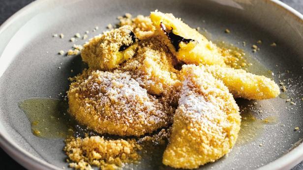 Powidltascherl mit Butterbrösel und Apfelkompott