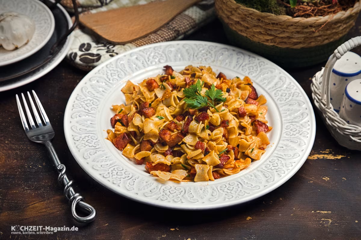 Wurstfleckerl mit Blattsalat