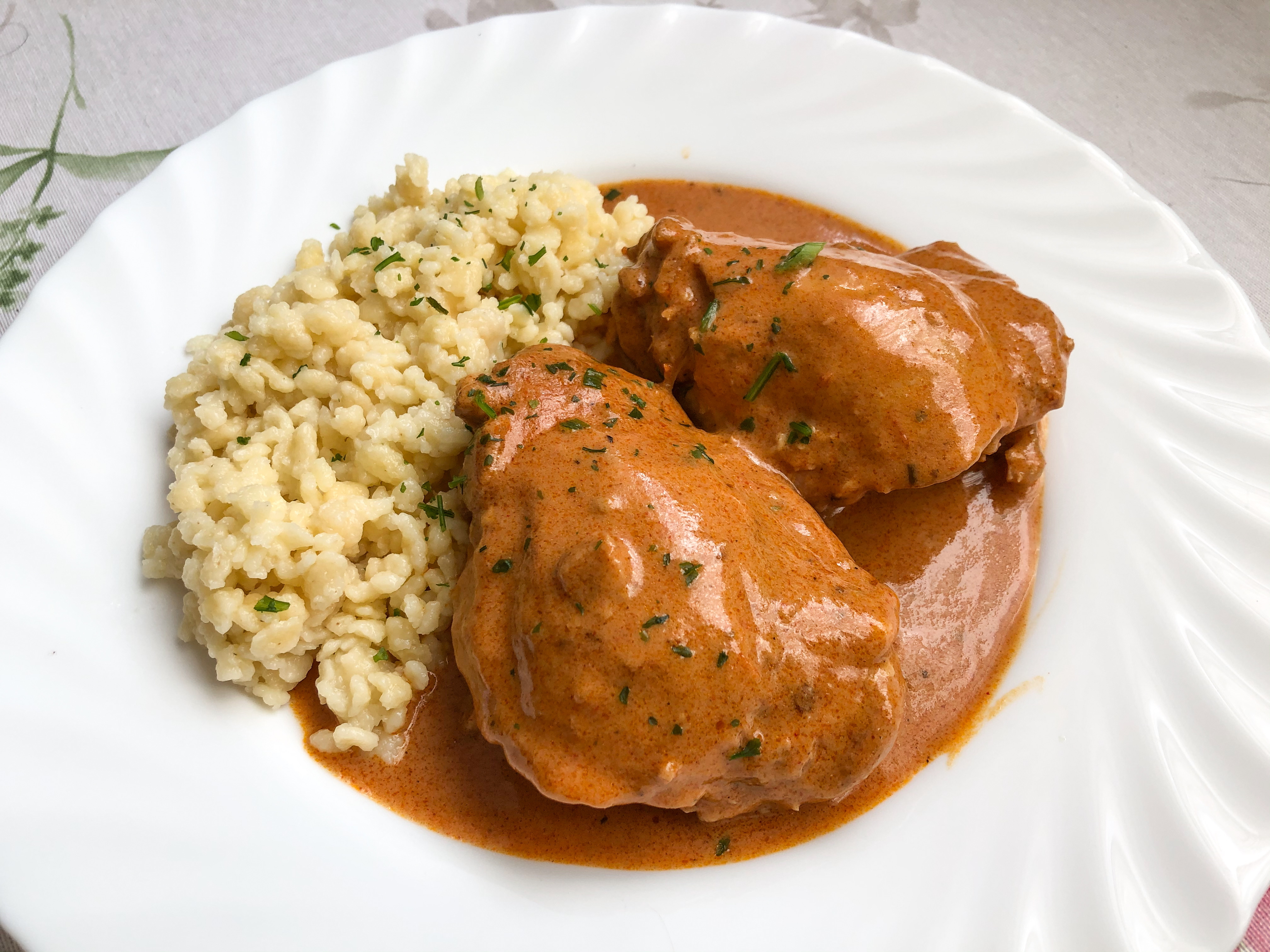 Paprikahendl mit Hörnchen