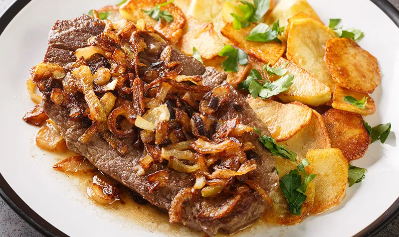 Zwiebelrostbraten mit Braterdapfeln und Röstzwiebeln