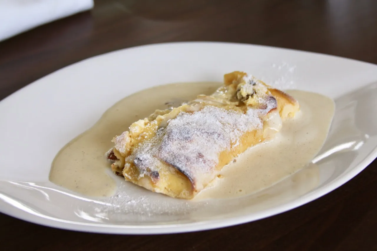 Topfenpalatschinken mit Vanillesauce
