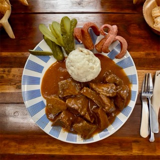 Fiakergulasch mit Semmelknödel