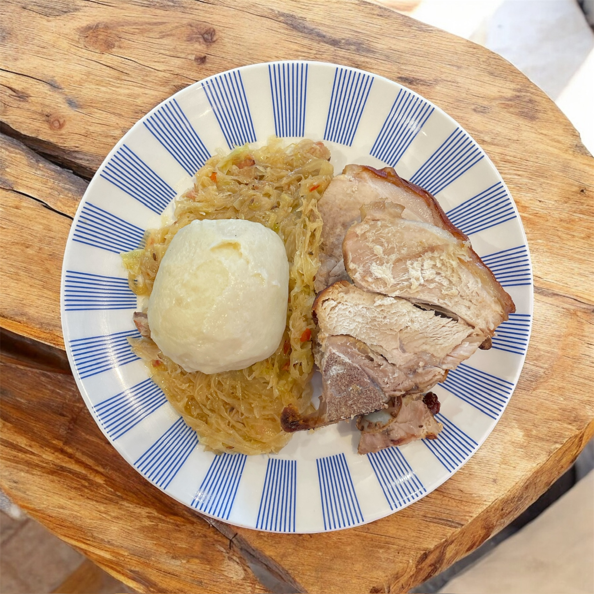 Spanferkel mit Erdäpfelknödel und Sauerkraut