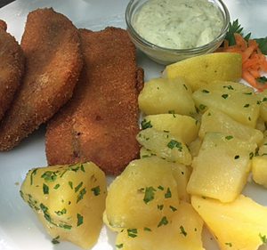 Gebackener Leberkase mit Petersilerdäpfeln