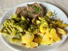 Gekochtes Rindfleisch mit Rahmfisolen und Erdäpfelschmarren