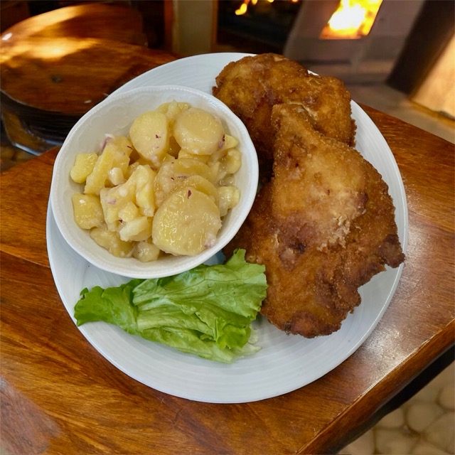 Gebackene Hühnerkeulen mit Erdapfelsalat