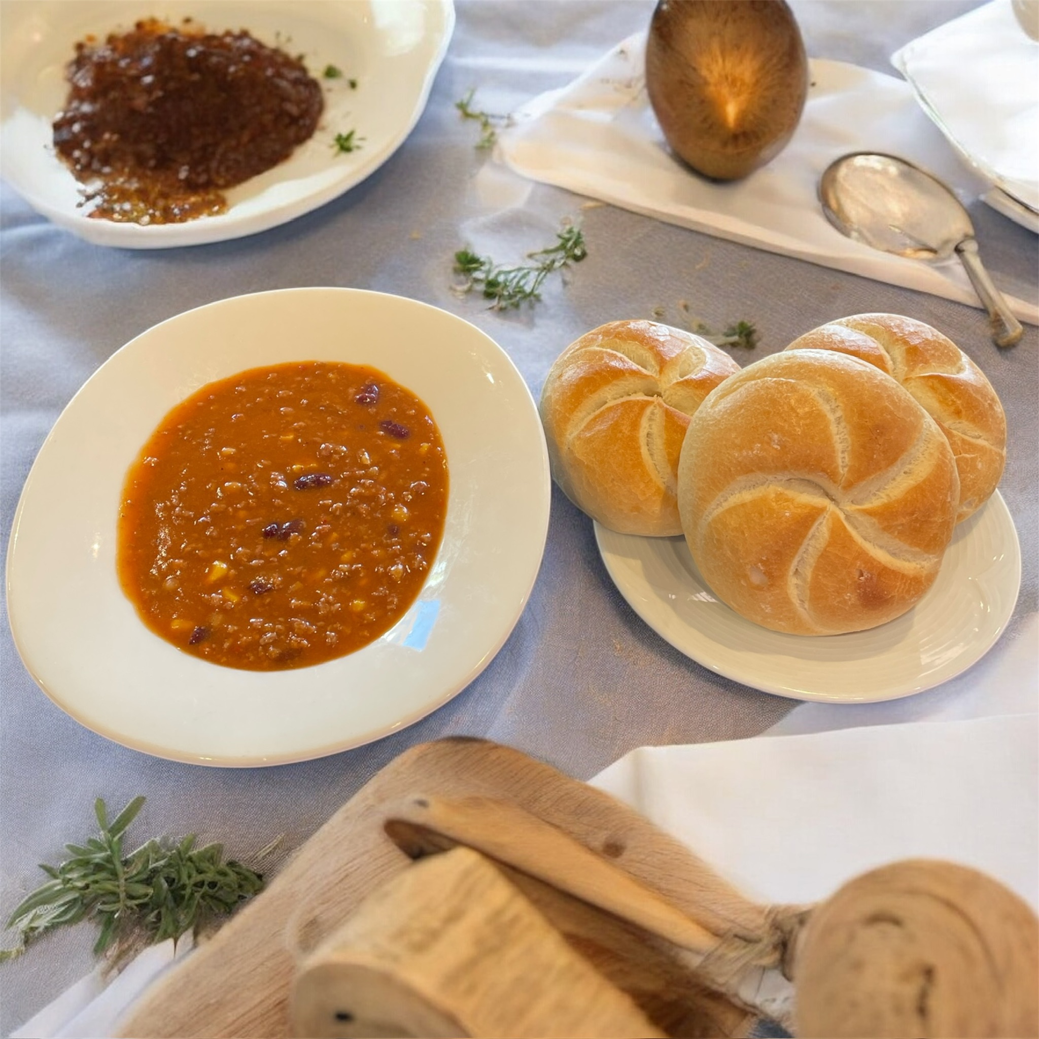 Chili con Carne mit Gebäck