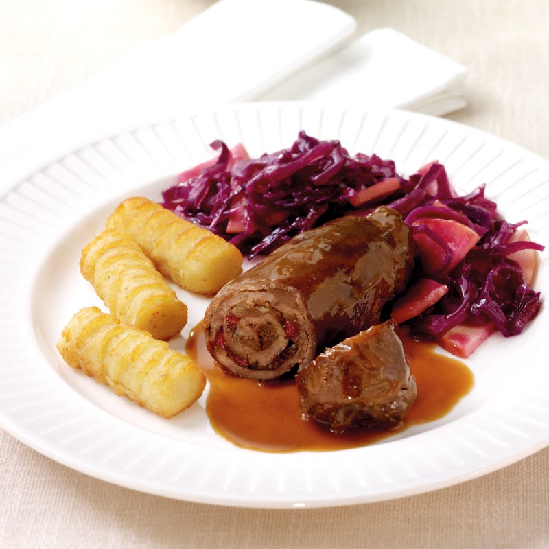 Rindsrouladen mit Kroketten und Preiselbeeren
