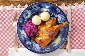 Gebratene Ente mit Erdäpfelknödel und Rotkraut