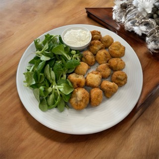 Gebackene Champignon mit Sauce Tartar und Vogerlsalat