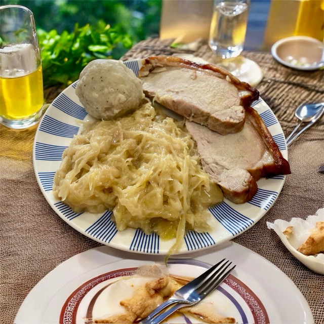 Jungschweinsbraten mit Erdäpfelknödel und Sauerkraut