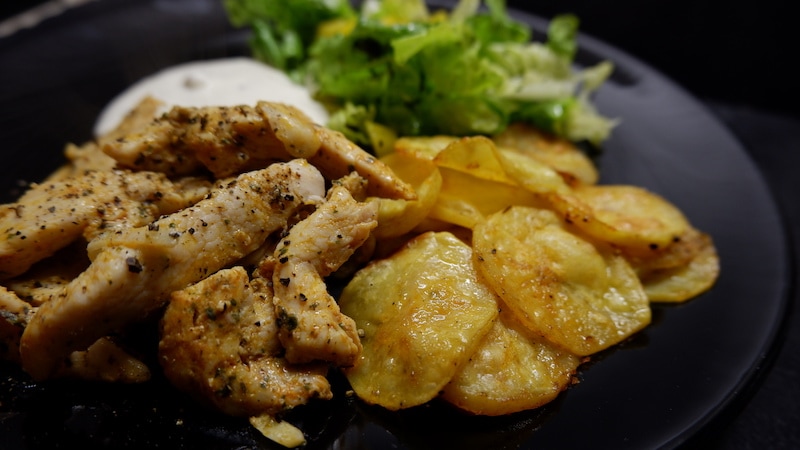 Hühnergyros mit Tzaziki und knusprige Kartoffelscheiben