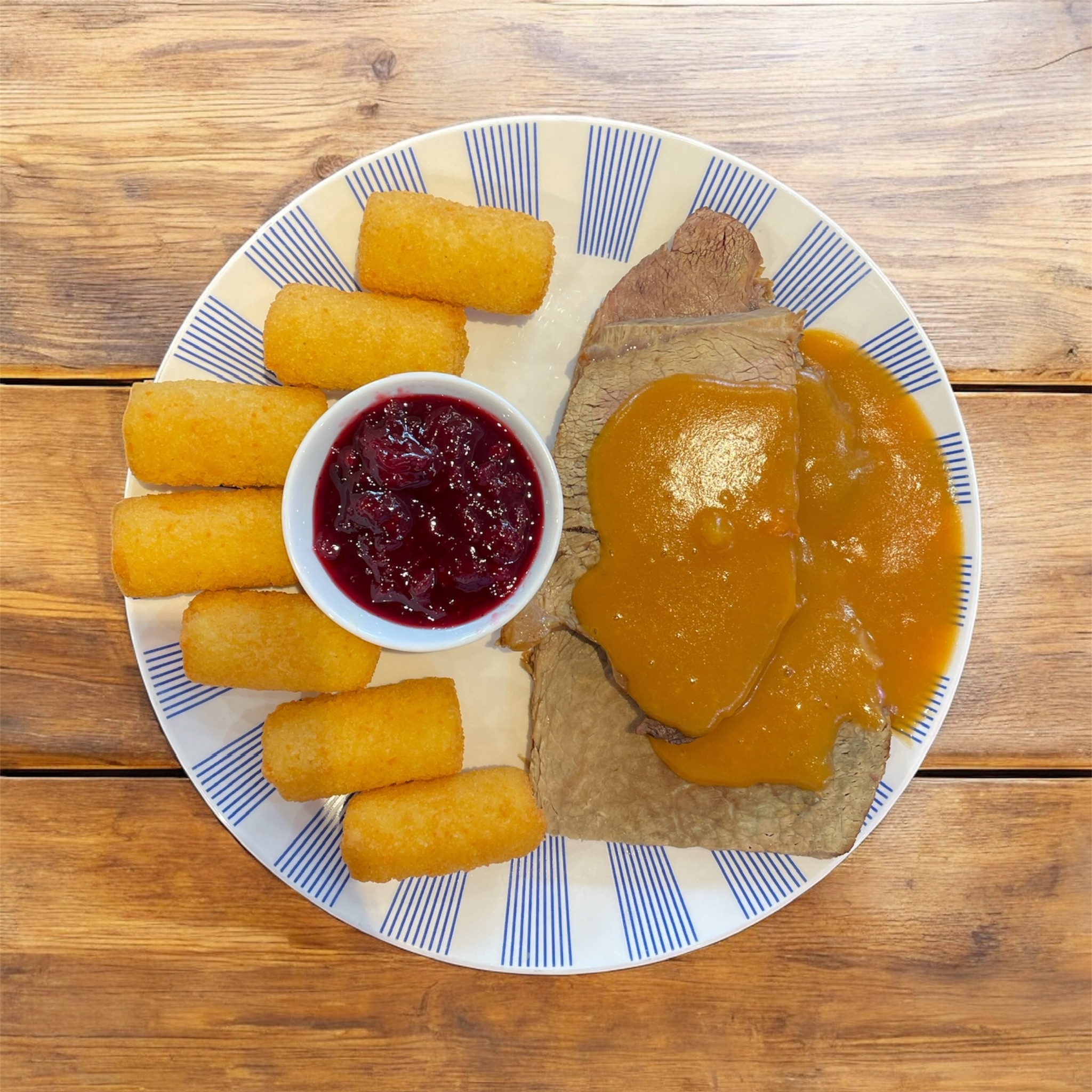 Rindsbraten mit Kroketten und Preiselbeeren