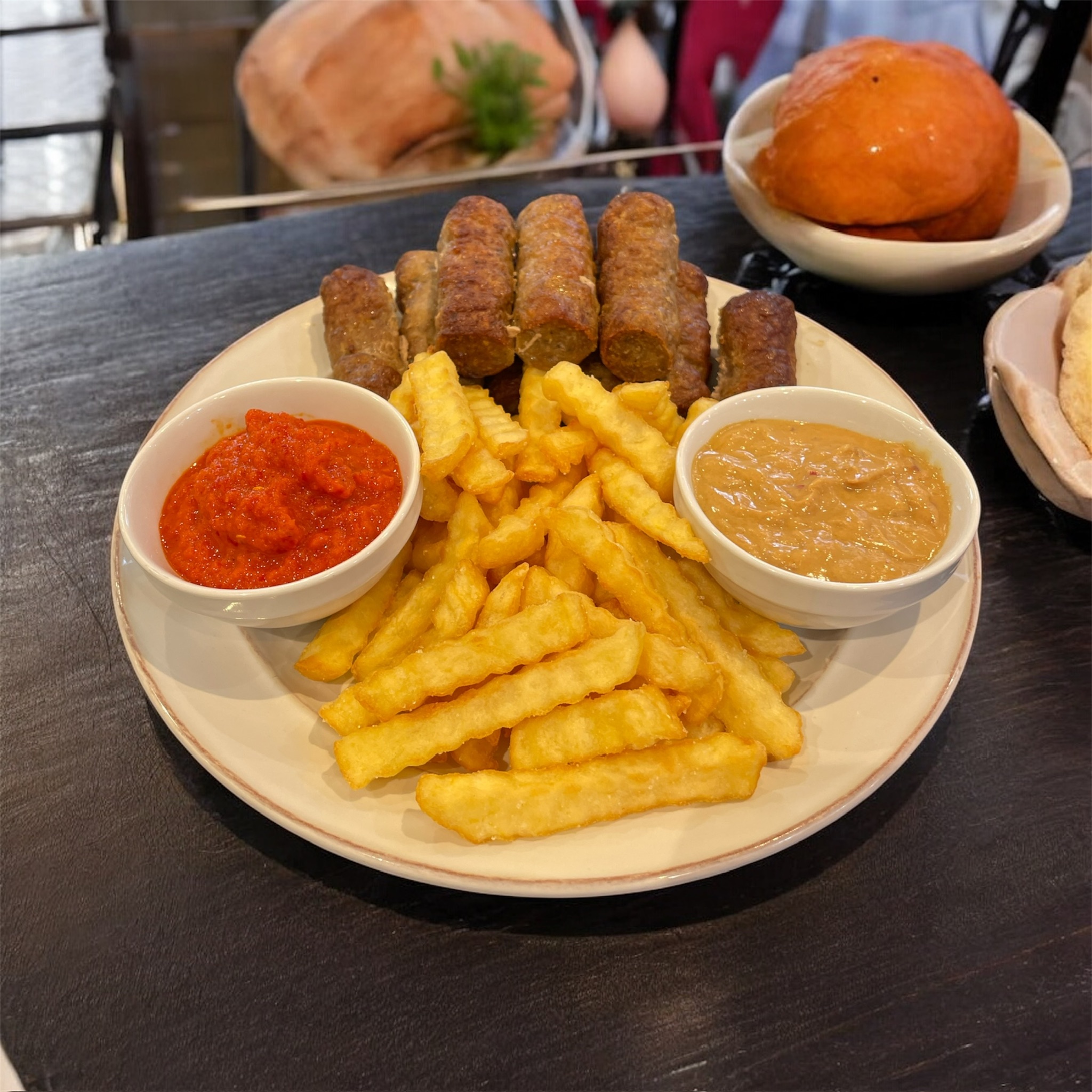 Cevapcici mit Pommes Frites und Ajvar