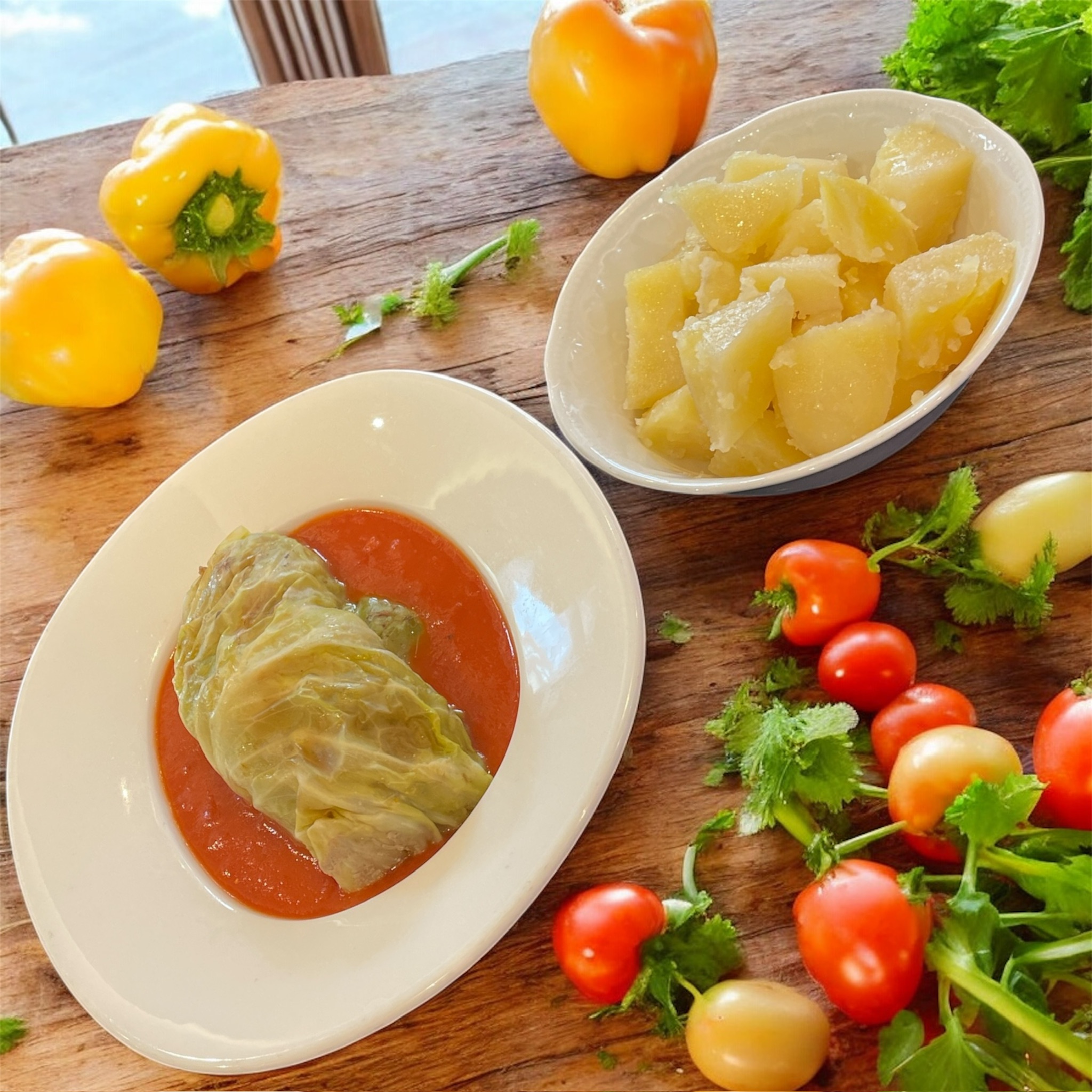 Krautrouladen mit Paradeisesauce und Salzerdäpfeln