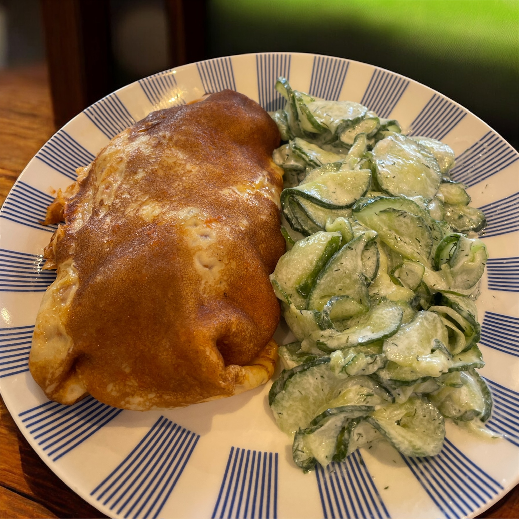 Fleischpalatschinken mit Rahmgurkensalat