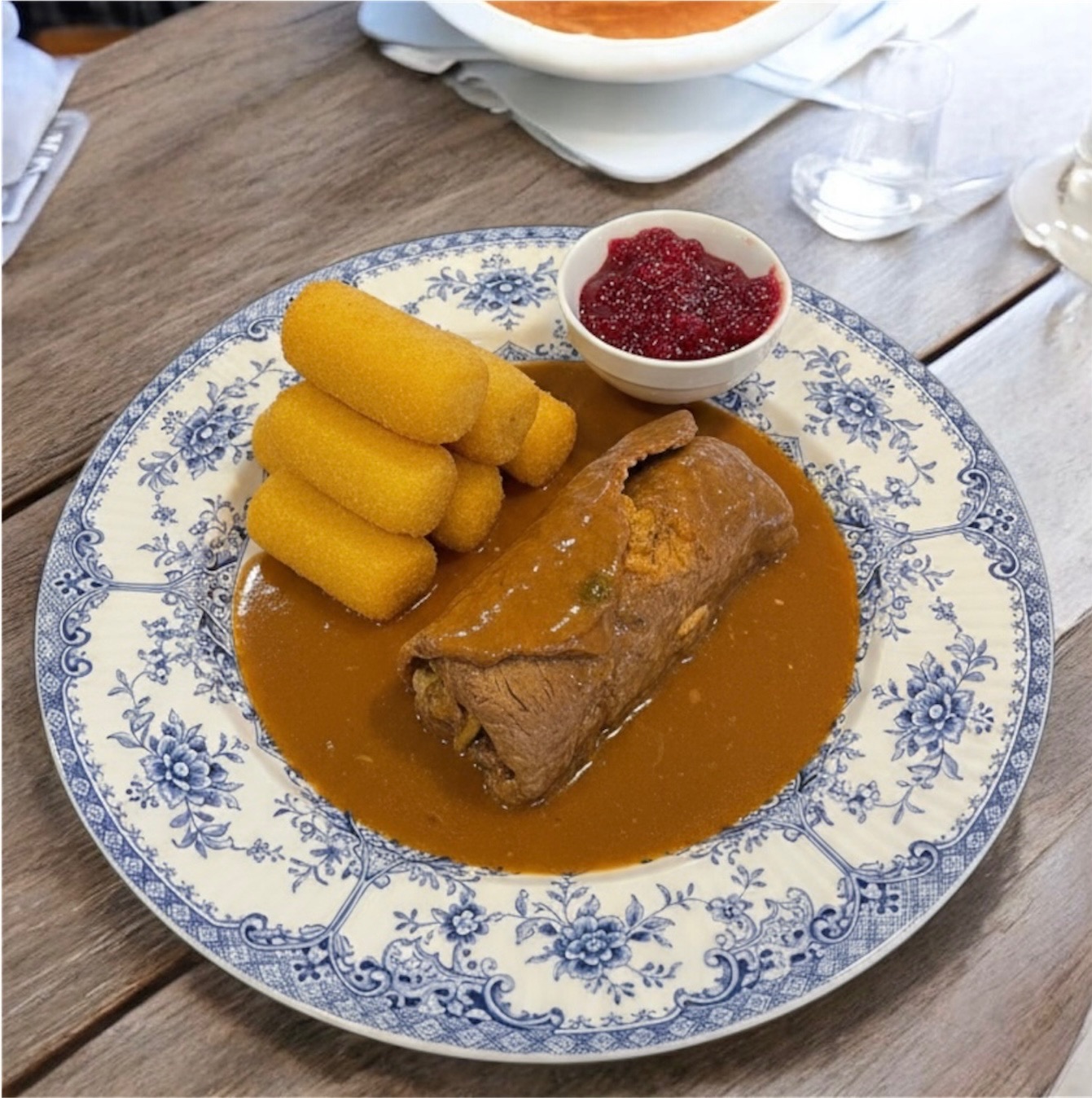 Rindsrouladen mit Kroketten und Preiselbeeren