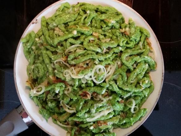Bärlauch-Käsespätzle mit Blattsalat