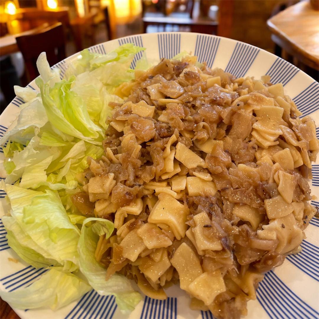 Krautfleckerl mit Blattsalat