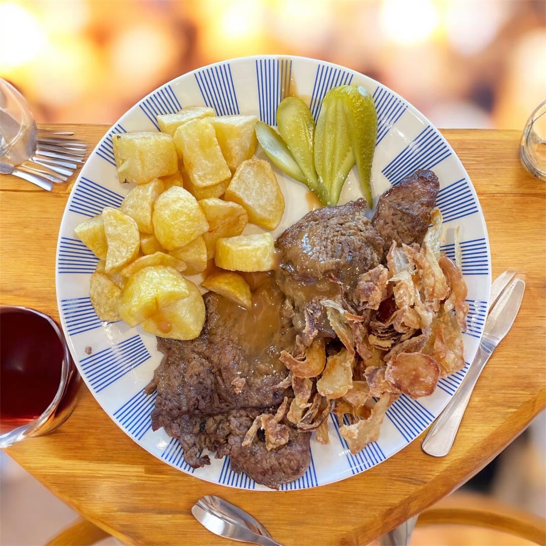 Zwiebelrostbraten mit Braterdäpfeln und Röstzwiebeln
