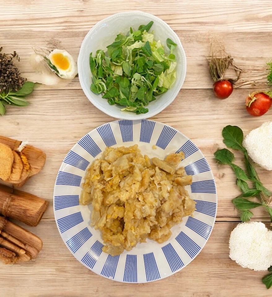 geröstete Knödel mit Ei und Salat