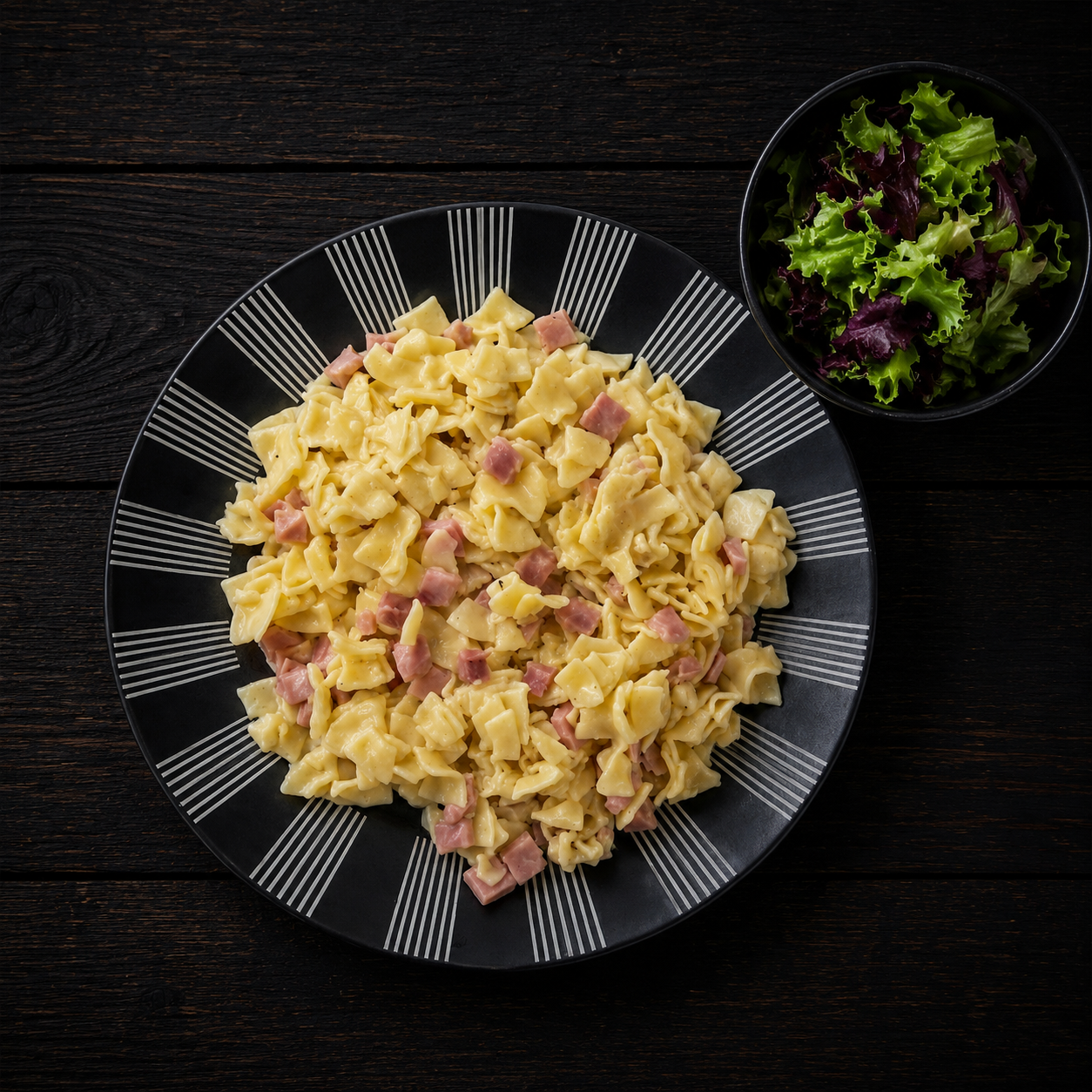 Schinkenfleckerl mit Blattsalat