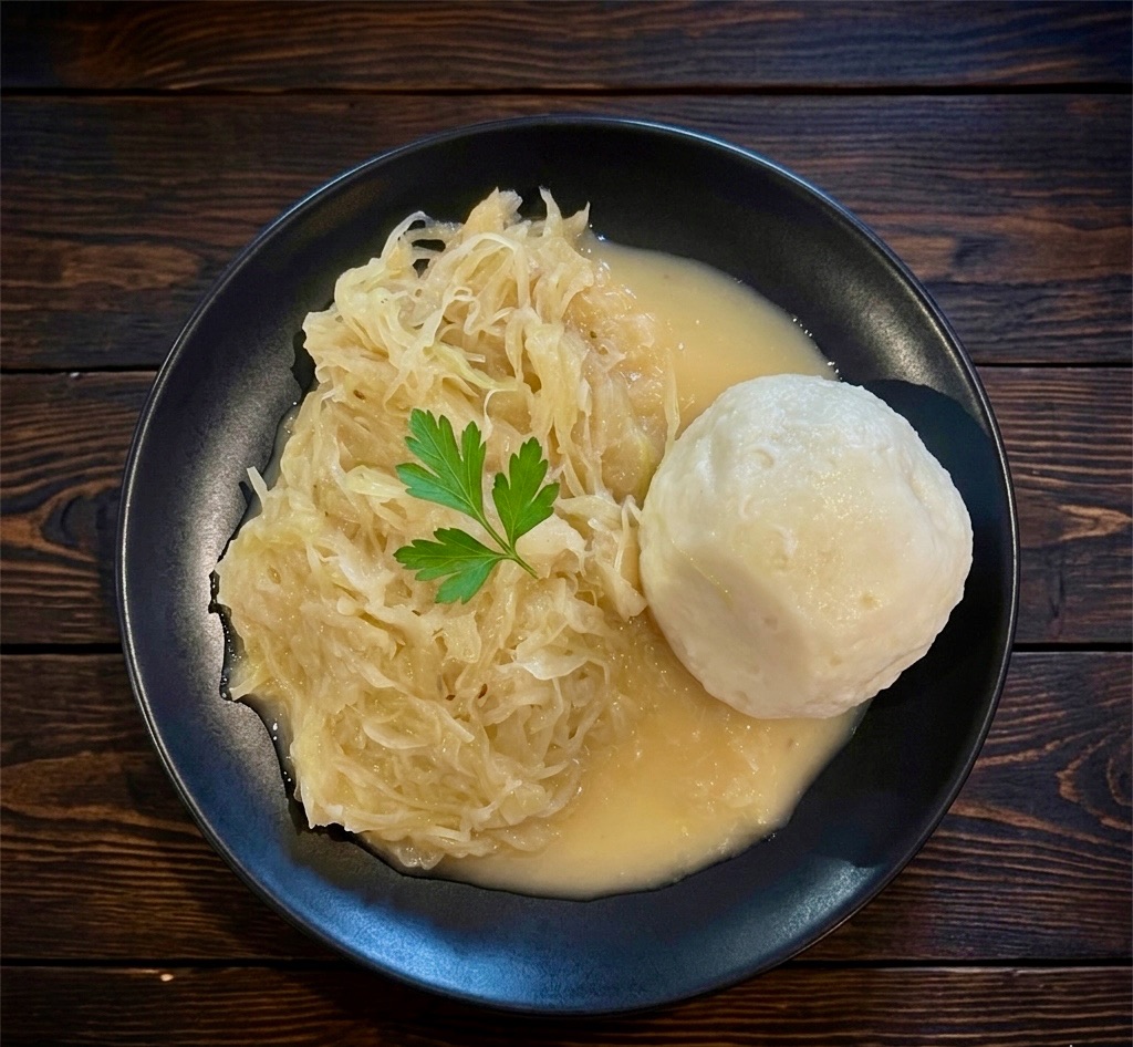 Fleischknödel mit Sauerkraut