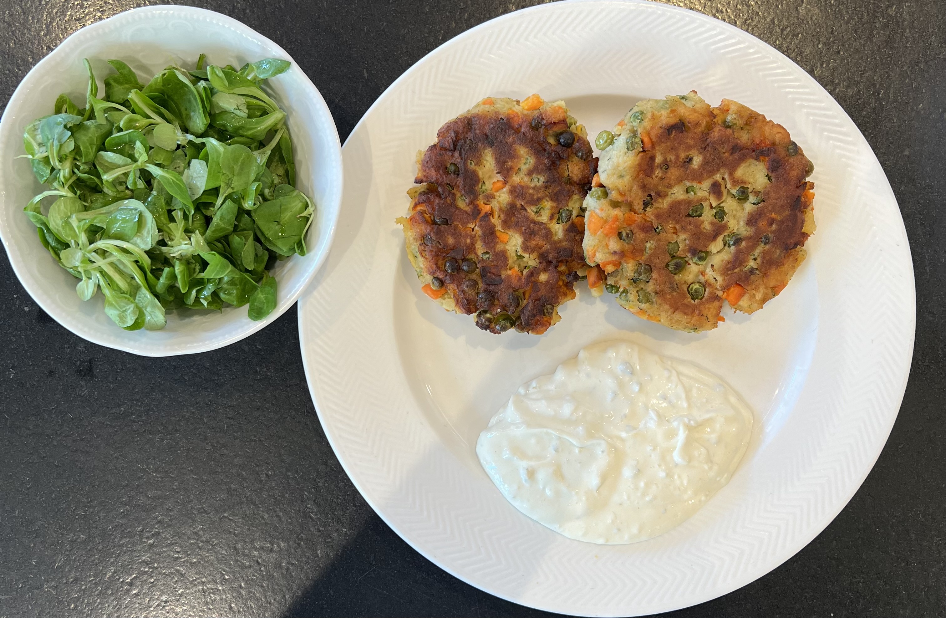 Gemüse Laibchen mit Vogerlsalat